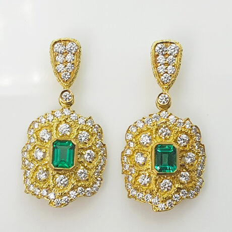 Emerald and diamond luxury earrings